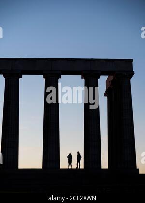 Silhouette von zwei Jugendlichen, National Monument of Scotland, Edinburgh, Schottland, Großbritannien, GB. Stockfoto