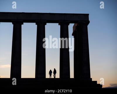 Silhouette von zwei Jugendlichen, National Monument of Scotland, Edinburgh, Schottland, Großbritannien, GB. Stockfoto