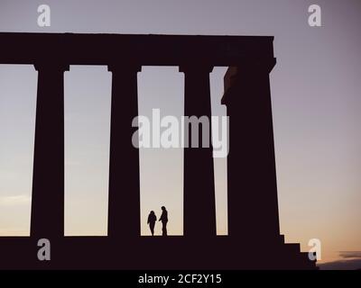 Silhouette von zwei Jugendlichen, National Monument of Scotland, Edinburgh, Schottland, Großbritannien, GB. Stockfoto