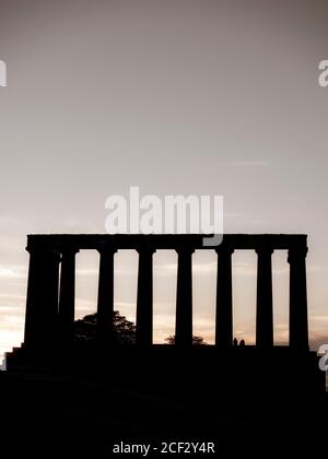 Silhouette von zwei Jugendlichen, National Monument of Scotland, Edinburgh, Schottland, Großbritannien, GB. Stockfoto