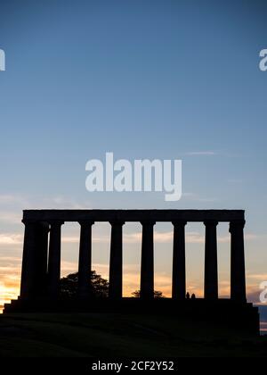 Silhouette von zwei Jugendlichen, National Monument of Scotland, Edinburgh, Schottland, Großbritannien, GB. Stockfoto