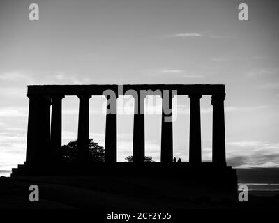 Silhouette von zwei Jugendlichen, National Monument of Scotland, Edinburgh, Schottland, Großbritannien, GB. Stockfoto