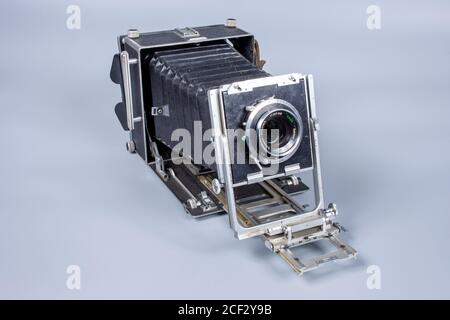 Eine klassische MPP Micro Technical 5x4 Zoll Feldkamera. Zeigt horizontale und vertikale Objektivbewegungen mit verlängertem Faltenbalg. Stockfoto