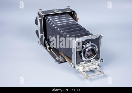 Eine alte MPP Micro Technical 5x4 Zoll Feldkamera mit dem Faltenbalg fast vollständig ausfahrbar. Stockfoto