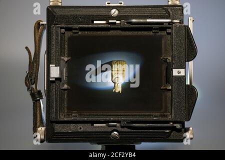 Eine alte MPP Micro Technical 5x4 Zoll Feldkamera, die das invertierte Bild auf dem Boden-Glas-Fokussierbildschirm zeigt. Stockfoto