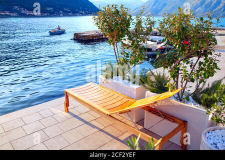 Chaiselongue am Hafen. Perfekter Ort für einen Urlaub. Genießen Sie Freizeit am Meer Stockfoto