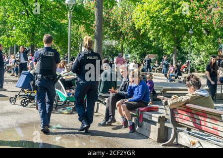 BERLIN, DEUTSCHLAND - 01. Mai 2020: BERLIN, DEUTSCHLAND 01. Mai 2020. Berliner Demo gegen Covid 19 mit Polizei. Stockfoto