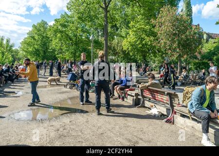 BERLIN, DEUTSCHLAND - 01. Mai 2020: BERLIN, DEUTSCHLAND 01. Mai 2020. Berliner Demo gegen Covid 19 mit Polizei. Stockfoto