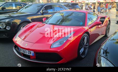 Monte-Carlo, Monaco - 17. August 2020: Red Ferrari 488 GTB Supercar geparkt auf dem Casino-Platz in Monte-Carlo, Monaco, Europa. Nahaufnahme Stockfoto