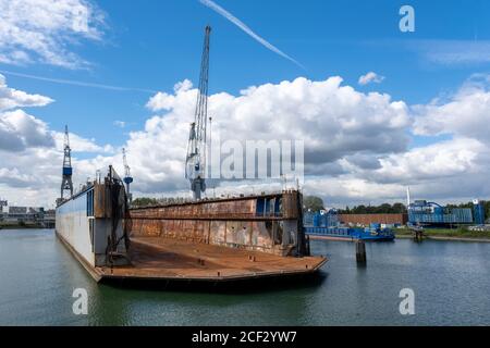 Schwimmende Trockendock mit Kränen im Hafen von rotterdam Stockfoto