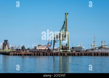 Kohle-Terminal mit großen Industriekranen für den Umschlag von Kohle Transport Auf der Maasvlakte im Hafen von Rotterdam Stockfoto