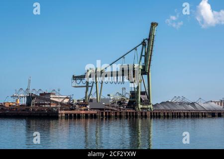 Kohle-Terminal mit großen Industriekranen für den Umschlag von Kohle Transport Auf der Maasvlakte im Hafen von Rotterdam Stockfoto