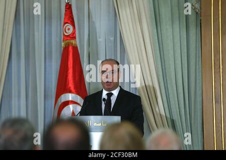 Tunesiens alter Premierminister Elyes Fekhfelkh bei einer Regierungsübergabe in Karthago am östlichen Stadtrand der Hauptstadt Tunis am 3. September 2020 nach einer Vertrauensabstimmung des parlaments. - das tunesische parlament hat eine neue technokratische Regierung gebilligt, die mit der Bewältigung tiefer sozialer und wirtschaftlicher Probleme im nordafrikanischen Land beauftragt ist und Wochen der Unsicherheit in der jungen Demokratie beendet. Mechichi wurde in einer nächtlichen Sitzung mit 134-67 Stimmen bestätigt, um das zweite Kabinett Tunesiens in sechs Monaten zu führen, das aus Richtern, Akademikern, Beamten und Führungskräften des privaten Sektors bestand. (Foto b Stockfoto