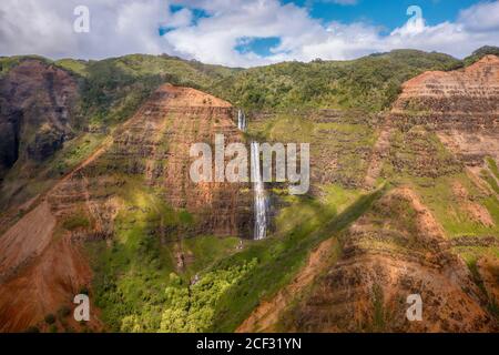 Weitwinkelansicht der wunderschönen Waipo'o Falls im Waimea Canyon State Park, Kauai, Hawaii, aufgenommen von einem Hubschrauber. Stockfoto