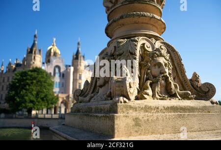 SCHWERIN, DEUTSCHLAND - 12. August 2020: Schwerin, Deutschland 12. August 2020. Das Schloss Schwerin ist ein Schloss mitten in der Stadt. Stockfoto