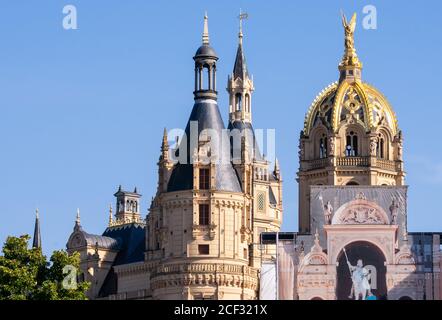 SCHWERIN, DEUTSCHLAND - 12. August 2020: Schwerin, Deutschland 12. August 2020. Das Schloss Schwerin ist ein Schloss mitten in der Stadt. Stockfoto