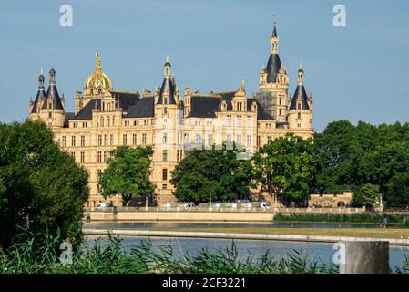 SCHWERIN, DEUTSCHLAND - 12. August 2020: Schwerin, Deutschland 12. August 2020. Das Schloss Schwerin ist ein Schloss mitten in der Stadt. Stockfoto