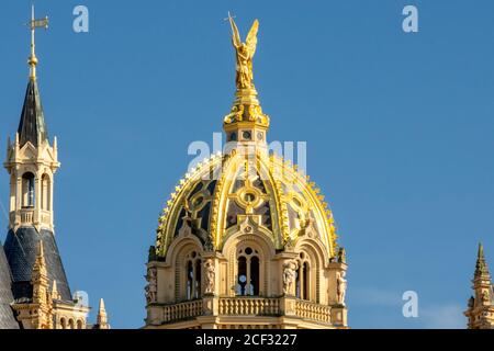 SCHWERIN, DEUTSCHLAND - 12. August 2020: Schwerin, Deutschland 12. August 2020. Das Schloss Schwerin ist ein Schloss mitten in der Stadt. Stockfoto