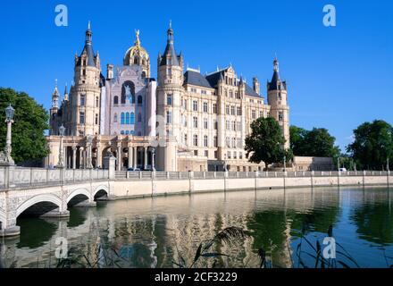 SCHWERIN, DEUTSCHLAND - 12. August 2020: Schwerin, Deutschland 12. August 2020. Das Schloss Schwerin ist ein Schloss mitten in der Stadt. Stockfoto