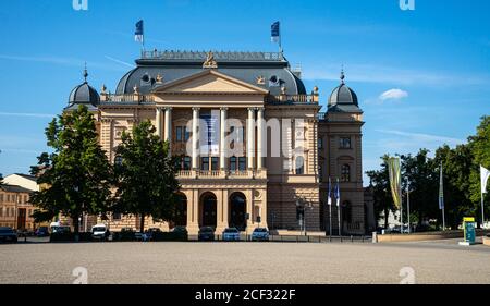 SCHWERIN, DEUTSCHLAND - 12. August 2020: Schwerin, Deutschland 12. August 2020. Das Schloss Schwerin ist ein Schloss mitten in der Stadt. Stockfoto