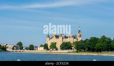 SCHWERIN, DEUTSCHLAND - 12. August 2020: Schwerin, Deutschland 12. August 2020. Das Schloss Schwerin ist ein Schloss mitten in der Stadt. Stockfoto