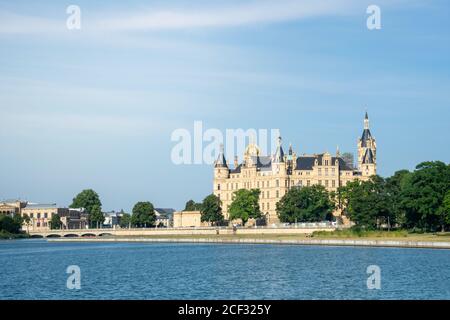 SCHWERIN, DEUTSCHLAND - 12. August 2020: Schwerin, Deutschland 12. August 2020. Das Schloss Schwerin ist ein Schloss mitten in der Stadt. Stockfoto