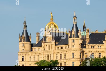 SCHWERIN, DEUTSCHLAND - 12. August 2020: Schwerin, Deutschland 12. August 2020. Das Schloss Schwerin ist ein Schloss mitten in der Stadt. Stockfoto