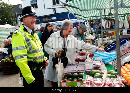 Polizist im Gespräch mit Mitgliedern der Öffentlichkeit auf dem lokalen Markt; Knaresborough; Scarborough; Yorkshire UK Stockfoto