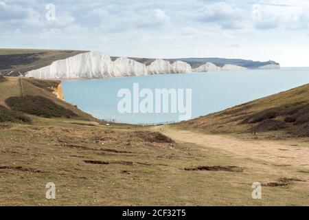 Seven Sisters Cliffs aus seaford Head Naturschutzgebiet. Weiß gesichtige Kreidefelsen grüne Wiesen und Meer im Spätsommer. Britische Touristenattraktion Stockfoto