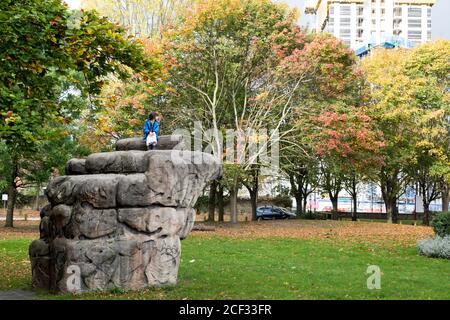 Sheffield, Großbritannien – 14. Oktober 2017 – EIN Junge saß auf Kletterfelsen in St. Mary's mit Herbstblättern und dem Bau des New Era Square in der Bramall Lane Stockfoto