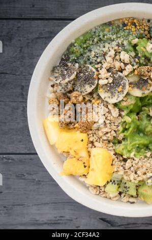 Oben Schuss von grünen Smoothie Schüssel auf grauen Tisch Stockfoto