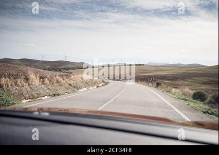 Blick auf kurvende Straßen- und Windturbinen in der Nähe von Ronda, Spanien Stockfoto