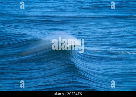 Perfekte Wellen brechen perfekt in Nazare Portugal Stockfoto