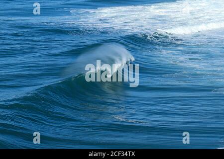 Perfekte Wellen brechen perfekt in Nazare Portugal Stockfoto