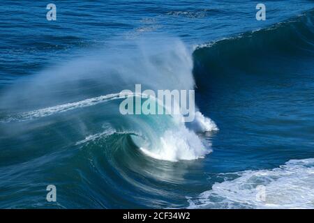 Perfekte Wellen brechen perfekt in Nazare Portugal Stockfoto