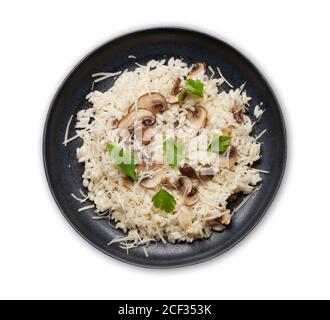Köstliches Pilzrisotto mit Parmesankäse und Petersilie. Draufsicht flach liegend isoliert auf weiß Stockfoto