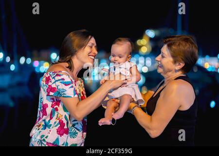 Familie genießen Baby Mädchen Stockfoto