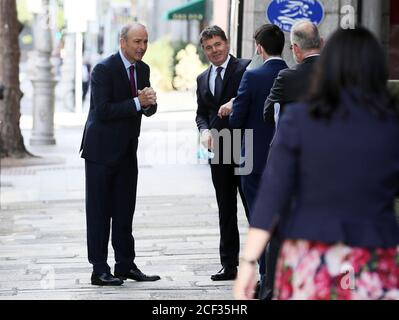 Taoiseach Micheal Martin (links) und Finanzminister Paschal Donohoe auf dem Weg zur Lancierung des Stay and Spend-Programms in Dublins Innenstadt. Die Regelung soll den Tourismus in der Nebensaison ankurbeln. Stockfoto