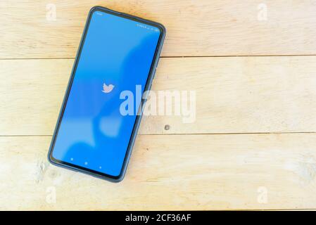 Bangkok, Thailand - 25. August, 2020 : Logo von twitter wird auf dem Smartphone-Bildschirm geladen Stockfoto