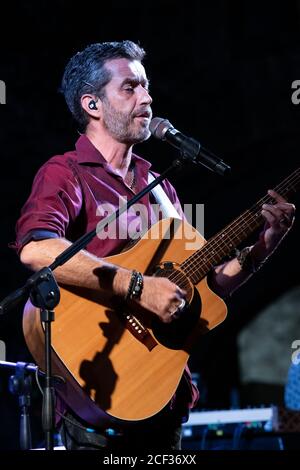 Casertavecchia, Italien. September 2020. Der Singer-Songwriter Daniele Silvestri im Konzert in Casertavecchia für die Veranstaltung 'Settembre al Borgo 2020'.im Bild: Daniele Silvestri (Foto von Gennaro Buco/Pacific Press) Quelle: Pacific Press Media Production Corp./Alamy Live News Stockfoto