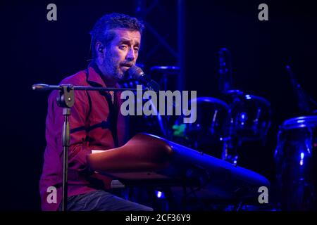 Casertavecchia, Italien. September 2020. Der Singer-Songwriter Daniele Silvestri im Konzert in Casertavecchia für die Veranstaltung 'Settembre al Borgo 2020'.im Bild: Daniele Silvestri (Foto von Gennaro Buco/Pacific Press) Quelle: Pacific Press Media Production Corp./Alamy Live News Stockfoto