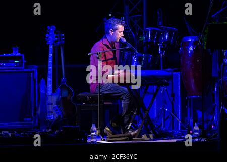 Casertavecchia, Italien. September 2020. Der Singer-Songwriter Daniele Silvestri im Konzert in Casertavecchia für die Veranstaltung 'Settembre al Borgo 2020'.im Bild: Daniele Silvestri (Foto von Gennaro Buco/Pacific Press) Quelle: Pacific Press Media Production Corp./Alamy Live News Stockfoto