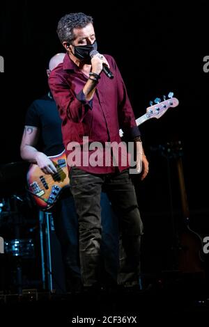 Casertavecchia, Italien. September 2020. Der Singer-Songwriter Daniele Silvestri im Konzert in Casertavecchia für die Veranstaltung 'Settembre al Borgo 2020'.im Bild: Daniele Silvestri (Foto von Gennaro Buco/Pacific Press) Quelle: Pacific Press Media Production Corp./Alamy Live News Stockfoto