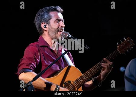 Casertavecchia, Italien. September 2020. Der Singer-Songwriter Daniele Silvestri im Konzert in Casertavecchia für die Veranstaltung 'Settembre al Borgo 2020'.im Bild: Daniele Silvestri (Foto von Gennaro Buco/Pacific Press) Quelle: Pacific Press Media Production Corp./Alamy Live News Stockfoto