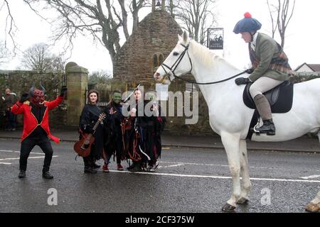 Ayr, Ayrshire, Schottland, 24. Januar 2015 : Alloway 1759. Aktivitäten in Alloway rund um Burns Cottage, Auld Kirk, Alloway Church Reenacting the 'Tale of Tam o Shanter' the Poem von Robert Burns . Der Teufel und die Hexen bereiten sich darauf vor, Tam o Shanter auf seinem treuen Ross Meg vor Alloway Auld Kirk zu jagen Stockfoto