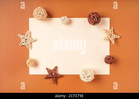 Vintage-Vorlage mit gelbem Papier blank und Weidendeko auf orangefarbenem Hintergrund. Retro-Hintergrund für Ihr Design. Große vintage Papier Hintergrund fo Stockfoto