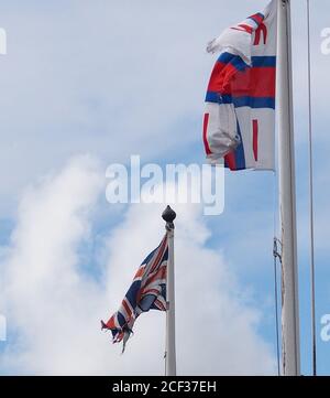 RNLI und Union Jack fliegen am Hafen von Donaghadee Stockfoto