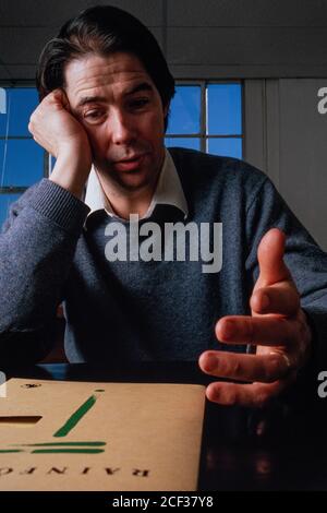 Jonathon Porritt Interviewportrait bei Friends of the Earth, Underwood Street, London 23. Februar 1989. Foto: Neil Turner Stockfoto