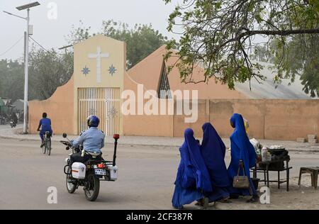 NIGER, Maradi, katholische Kirche, Kathedrale, muslimische Frauen / Katholische Kirche, Kathedrale, muslimische Mädchen Stockfoto