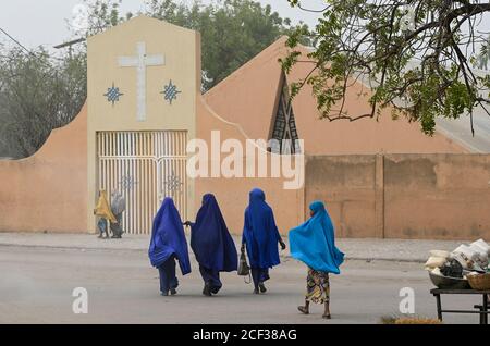 NIGER, Maradi, katholische Kirche, Kathedrale, muslimische Frauen / Katholische Kirche, Kathedrale, muslimische Mädchen Stockfoto